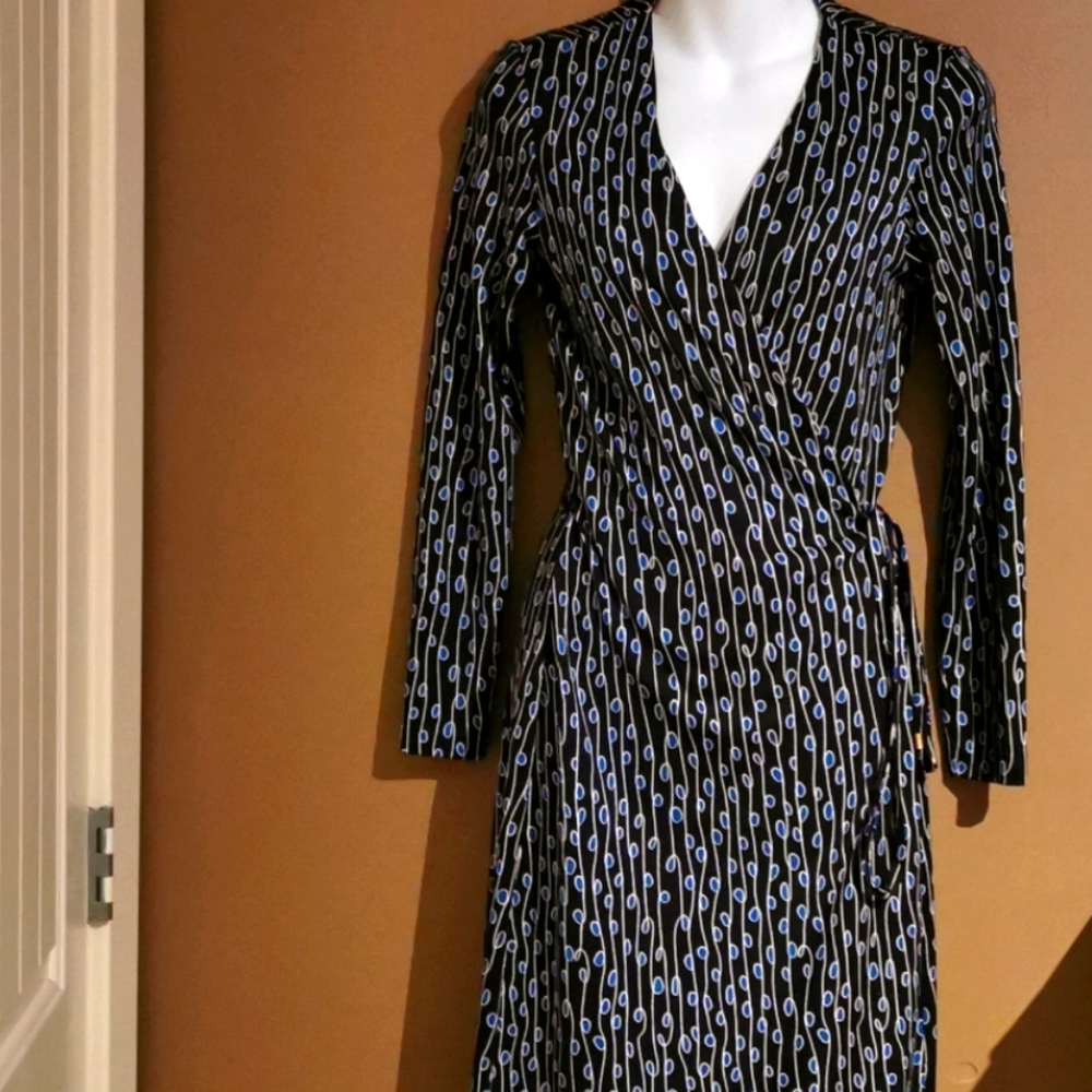 Diane von Furstenberg  size 6 100% silk wrap dress